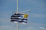 A bandeira uruguaia tremula em mastro na praia de Pocitos, em Montevideo, no Uruguai